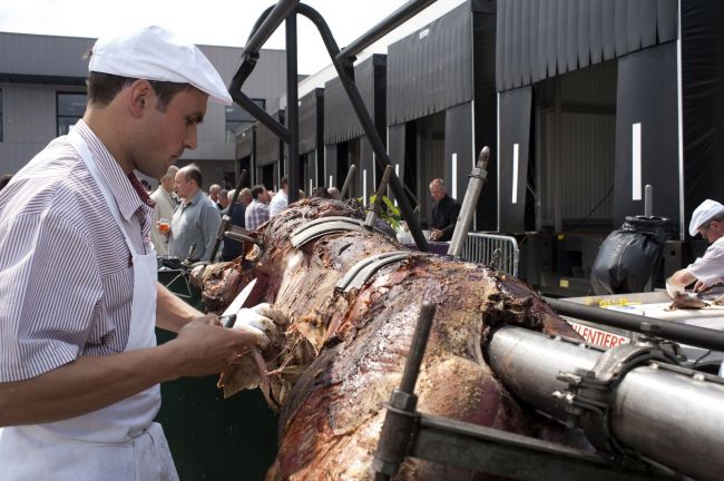 Un bœuf a la broche pour l'inauguration des locaux au MIN de Rouen